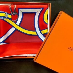 Hermes silk scarf Brand New with box 
35x35 in a gorgeous print and colors